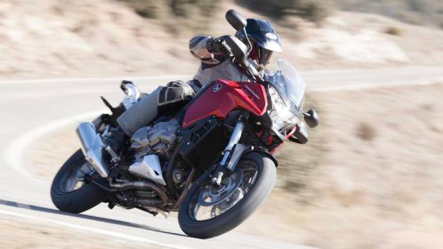 Um dos maiores atrativos da VFR 1200X Crosstourer promete ser o câmbio de dupla embreagem | <a href="%20https://quatrorodas.abril.com.br/moto/noticias/honda-vfr-1200x-crosstourer-729192.shtml" rel="migration">Leia mais</a>