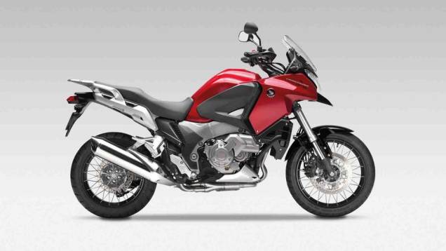 Quanto ao motor, o modelo chega com um V4 de 1.236,7 cm³ com injeção eletrônica | <a href="%20https://quatrorodas.abril.com.br/moto/noticias/honda-vfr-1200x-crosstourer-729192.shtml" rel="migration">Leia mais</a>