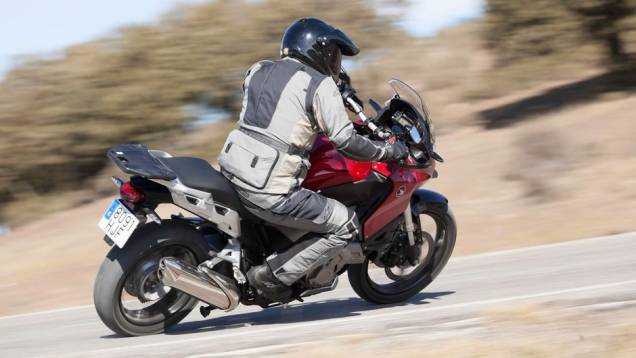 Ele entrega potência máxima de 129,2 cavalos e 12,8 kgfm de torque (a 6.500 rpm) | <a href="https://quatrorodas.abril.com.br/moto/noticias/honda-vfr-1200x-crosstourer-729192.shtml" rel="migration">Leia mais</a>