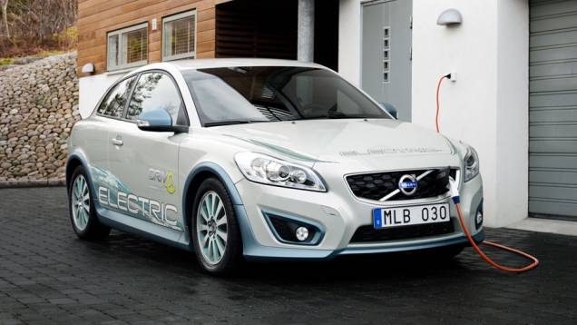 Recarga pode demorar entre 7 horas a até mais de 19 horas, dependendo da rede elétrica | <a href="https://quatrorodas.abril.com.br/carros/impressoes//volvo-c30-electric-viavel-dia-a-dia-729285.shtml" rel="migration">Leia mais</a>