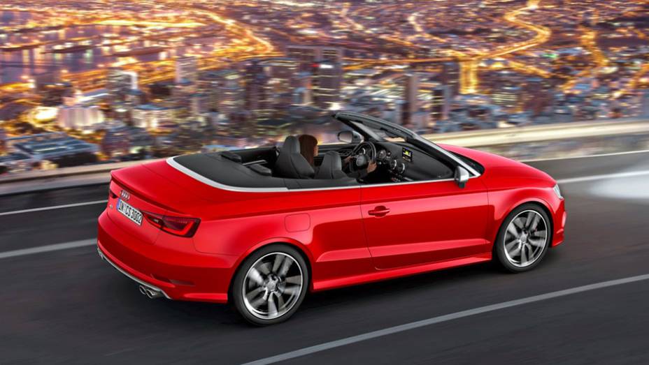 Quando retraída, a capota fica alojada dentro do compartimento de bagagens | <a href="https://quatrorodas.abril.com.br/noticias/saloes/genebra-2014/audi-revela-novo-s3-cabriolet-773912.shtml" rel="migration">Leia mais</a>