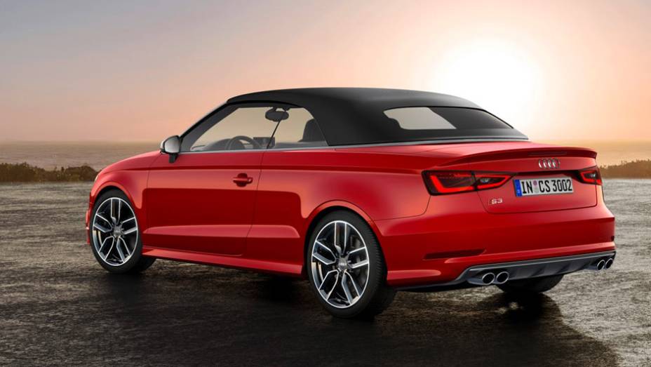 As quatro saídas de escapamento são exclusivas desta versão | <a href="https://quatrorodas.abril.com.br/noticias/saloes/genebra-2014/audi-revela-novo-s3-cabriolet-773912.shtml" rel="migration">Leia mais</a>