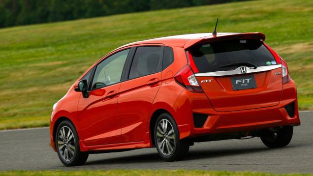 A versão RS traz um visual mais esportivo | <a href="https://quatrorodas.abril.com.br/saloes/frankfurt/2013/novo-fit-753172.shtml" rel="migration">Leia mais</a> A versão RS traz um visual mais esportivo | <a href="https://quatrorodas.abril.com.br/saloes/frankfurt/2013/novo-fit-753172.shtml" rel="migration">Leia mais</a>