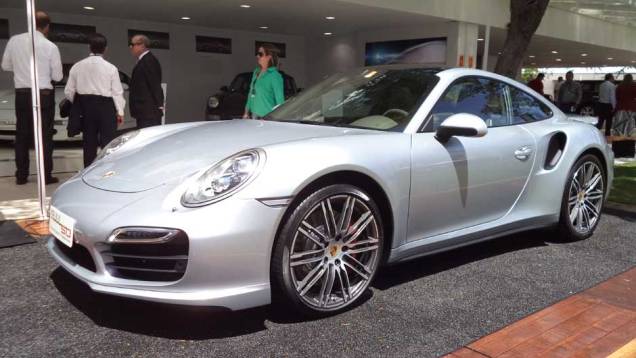 A Porsche exibe o 911 Turbo, vendido pela bagatela de 899 mil reais | <a href="https://quatrorodas.abril.com.br/noticias/fabricantes/auto-premium-show-abre-portas-sp-760626.shtml" rel="migration">Leia mais</a>