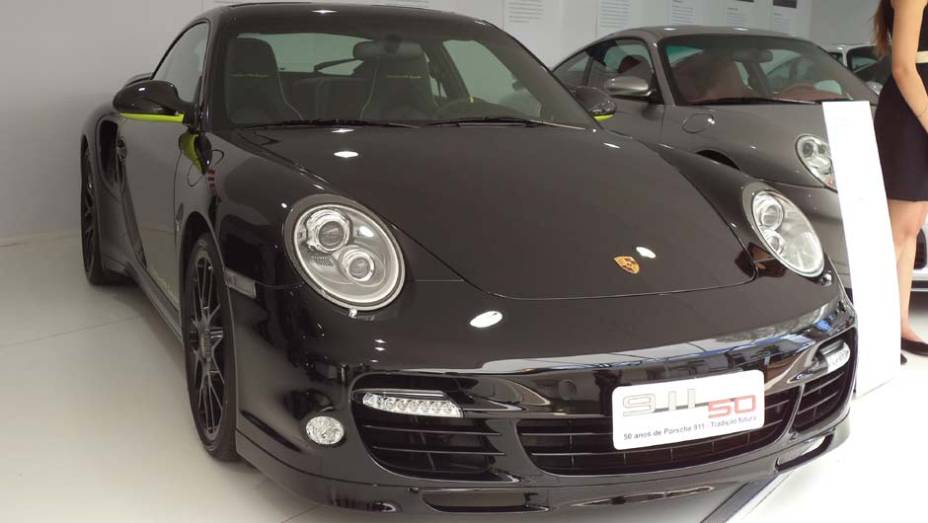 Ao seu lado estão modelos de outras gerações, como este 911 Edition 918 Spyder, vendido só para quem reservou um 918 Spyder | <a href="https://quatrorodas.abril.com.br/noticias/fabricantes/auto-premium-show-abre-portas-sp-760626.shtml" rel="migration">Leia mais</a>