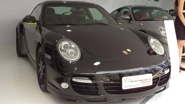 Ao seu lado estão modelos de outras gerações, como este 911 Edition 918 Spyder, vendido só para quem reservou um 918 Spyder | <a href="https://quatrorodas.abril.com.br/noticias/fabricantes/auto-premium-show-abre-portas-sp-760626.shtml" rel="migration">Leia mais</a> Ao seu lado estão modelos de outras gerações, como este 911 Edition 918 Spyder, vendido só para quem reservou um 918 Spyder | <a href="https://quatrorodas.abril.com.br/noticias/fabricantes/auto-premium-show-abre-portas-sp-760626.shtml" rel="migration">Leia mais</a>
