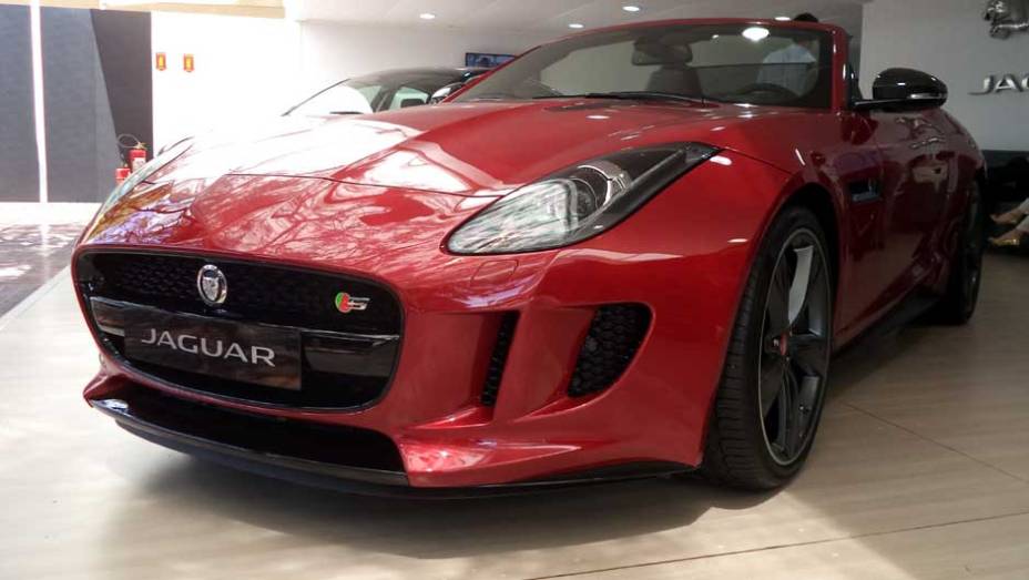 O belo F-Type é a estrela da Jaguar | <a href="https://quatrorodas.abril.com.br/noticias/fabricantes/auto-premium-show-abre-portas-sp-760626.shtml" rel="migration">Leia mais</a>