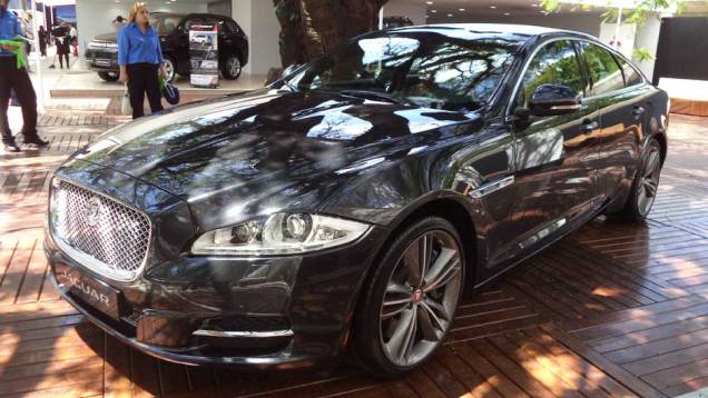 Pouco comum pelas ruas, o suntuoso XJ atrai olhares curiosos | <a href="https://quatrorodas.abril.com.br/noticias/fabricantes/auto-premium-show-abre-portas-sp-760626.shtml" rel="migration">Leia mais</a> Pouco comum pelas ruas, o suntuoso XJ atrai olhares curiosos | <a href="https://quatrorodas.abril.com.br/noticias/fabricantes/auto-premium-show-abre-portas-sp-760626.shtml" rel="migration">Leia mais</a>