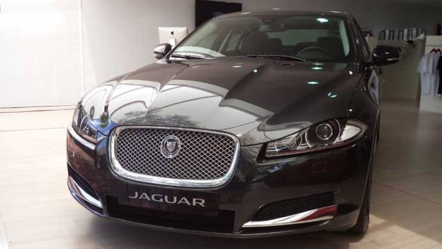 Menor e mais acessível, o XF tem uma versão com motor 2.0 turbo | <a href="https://quatrorodas.abril.com.br/noticias/fabricantes/auto-premium-show-abre-portas-sp-760626.shtml" rel="migration">Leia mais</a> Menor e mais acessível, o XF tem uma versão com motor 2.0 turbo | <a href="https://quatrorodas.abril.com.br/noticias/fabricantes/auto-premium-show-abre-portas-sp-760626.shtml" rel="migration">Leia mais</a>