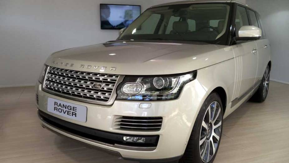 Recém-lançado, o Range Rover Vogue atrai fãs de SUVs | <a href="https://quatrorodas.abril.com.br/noticias/fabricantes/auto-premium-show-abre-portas-sp-760626.shtml" rel="migration">Leia mais</a>