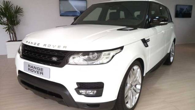 Mais nervoso, o Range Rover Sport é vendido com motorizações a diesel e gasolina | <a href="https://quatrorodas.abril.com.br/noticias/fabricantes/auto-premium-show-abre-portas-sp-760626.shtml" rel="migration">Leia mais</a>