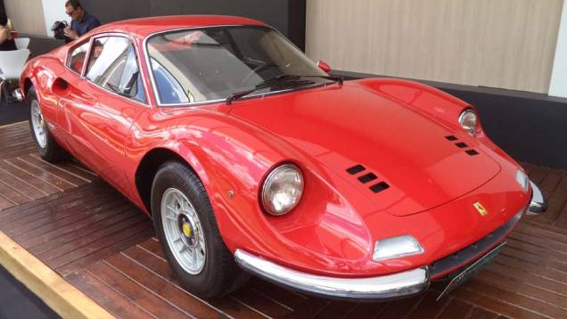 A Private Collections, famosa loja de venda de clássicos, levou ao evento uma Ferrari Dino | <a href="https://quatrorodas.abril.com.br/noticias/fabricantes/auto-premium-show-abre-portas-sp-760626.shtml" rel="migration">Leia mais</a>
