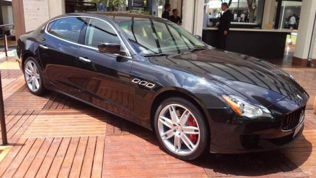 Já a Via Italia, importadora oficial da Ferrari, preferiu investir na Maserati; esta é a Quattroporte | <a href="https://quatrorodas.abril.com.br/noticias/fabricantes/auto-premium-show-abre-portas-sp-760626.shtml" rel="migration">Leia mais</a>