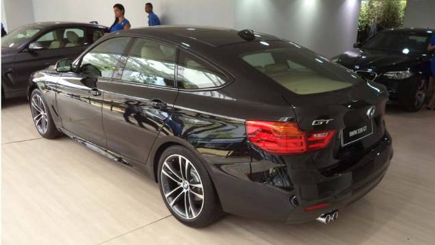 A traseira mais elevada e com lanternas diferentes das do Série 3 sedã identificam o modelo | <a href="https://quatrorodas.abril.com.br/noticias/fabricantes/auto-premium-show-abre-portas-sp-760626.shtml" rel="migration">Leia mais</a> A traseira mais elevada e com lanternas diferentes das do Série 3 sedã identificam o modelo | <a href="https://quatrorodas.abril.com.br/noticias/fabricantes/auto-premium-show-abre-portas-sp-760626.shtml" rel="migration">Leia mais</a>