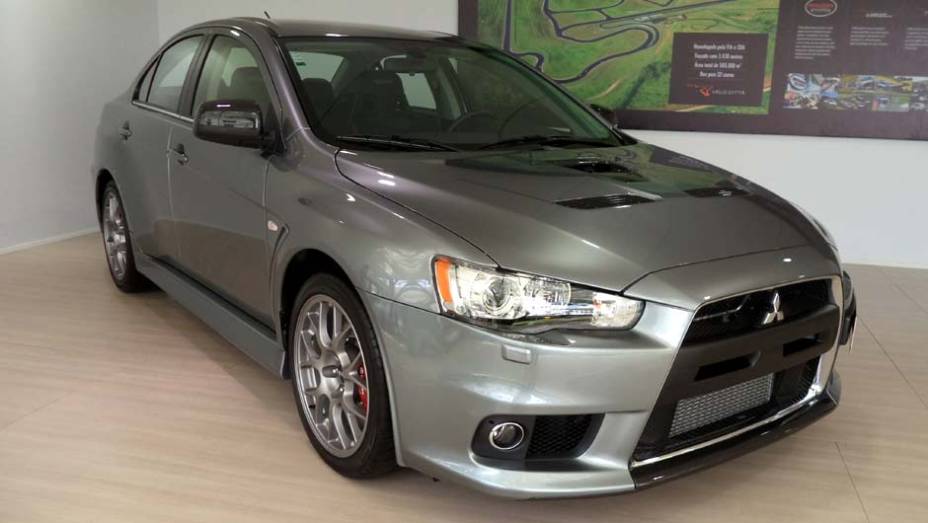 A Mitsubishi levou um Lancer Evo X, ícone das pistas de rali | <a href="https://quatrorodas.abril.com.br/noticias/fabricantes/auto-premium-show-abre-portas-sp-760626.shtml" rel="migration">Leia mais</a>