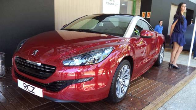 A Peugeot também marca presença no Auto Premium Show, com o 308 CC e o cupê RCZ; os ingressos para o evento custam R$ 75 | <a href="https://quatrorodas.abril.com.br/noticias/fabricantes/auto-premium-show-abre-portas-sp-760626.shtml" rel="migration">Leia mais</a>