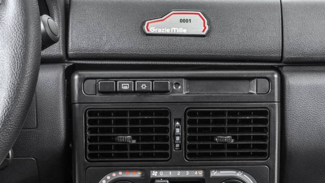 Plaqueta colada no console central exibe número de série da edição especial | <a href="https://quatrorodas.abril.com.br/noticias/fabricantes/fiat-lanca-serie-grazie-mille-763882.shtml" rel="migration">Leia mais</a> Plaqueta colada no console central exibe número de série da edição especial | <a href="https://quatrorodas.abril.com.br/noticias/fabricantes/fiat-lanca-serie-grazie-mille-763882.shtml" rel="migration">Leia mais</a>