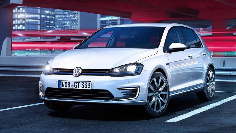 Visualmente, o desenho da grade e o logotipo s&atilde;o os &uacute;nicos detalhes que entregam o GTE | <a href="https://quatrorodas.abril.com.br/noticias/saloes/genebra-2014/vw-golf-ganha-versao-hibrida-plug-in-774055.shtml" rel="migration">Leia mais</a>