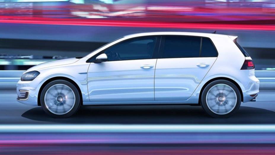 O Golf GTE tem um motor 1.4 TSI a gasolina e outro movido a eletricidade, resultando em 201 cv | <a href="https://quatrorodas.abril.com.br/noticias/saloes/genebra-2014/vw-golf-ganha-versao-hibrida-plug-in-774055.shtml" rel="migration">Leia mais</a>