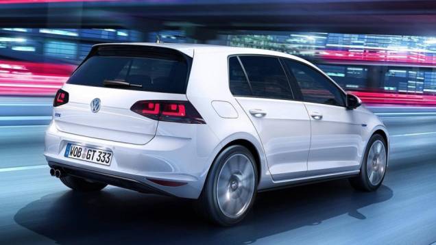 De acordo com a VW, no modo híbrido o carro leva 7,6 segundos para ir de 0 a 100 km/h, chegando aos 217 km/h | <a href="https://quatrorodas.abril.com.br/noticias/saloes/genebra-2014/vw-golf-ganha-versao-hibrida-plug-in-774055.shtml" rel="migration">Leia mais</a>