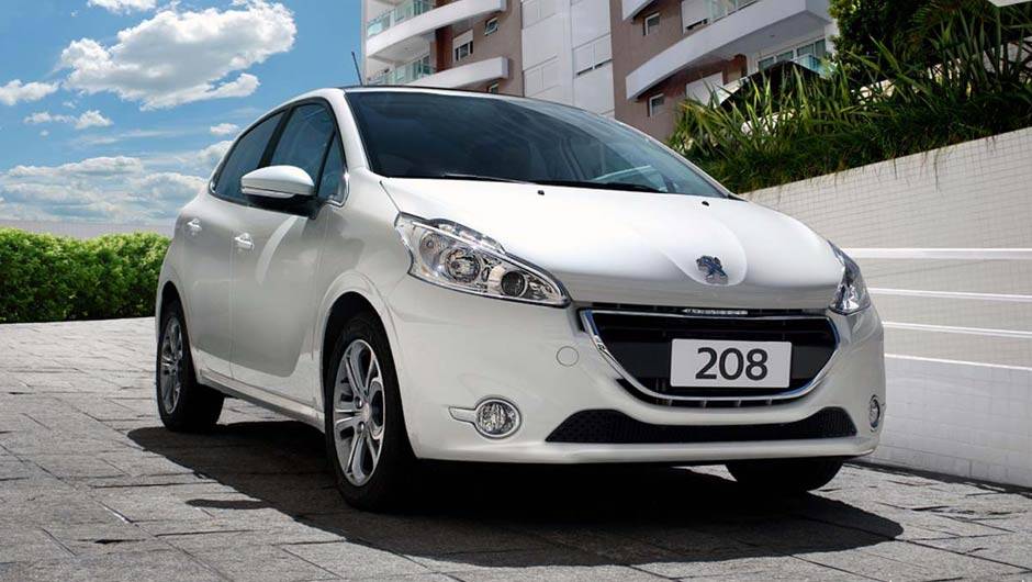 Praticamente id&ecirc;ntico ao europeu, o 208, enfim, estreia por aqui | <a href="https://quatrorodas.abril.com.br/carros/lancamentos/peugeot-208-736576.shtml" rel="migration">Leia mais</a>