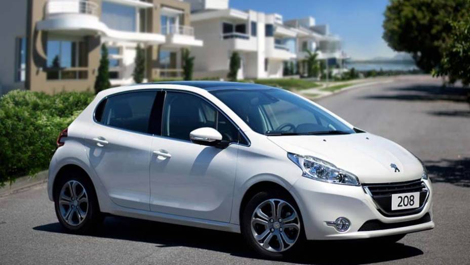 Fabricado em Porto Real (RJ), o carro será vendido em três versões de acabamento: Active, Allure e Griffe | <a href="https://quatrorodas.abril.com.br/carros/lancamentos/peugeot-208-736576.shtml" rel="migration">Leia mais</a>