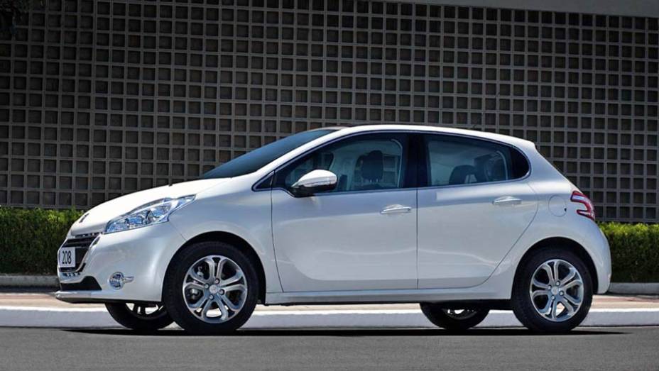 O design lembra o bem-sucedido 206, mas traz um toque de modernidade | <a href="https://quatrorodas.abril.com.br/carros/lancamentos/peugeot-208-736576.shtml" rel="migration">Leia mais</a>