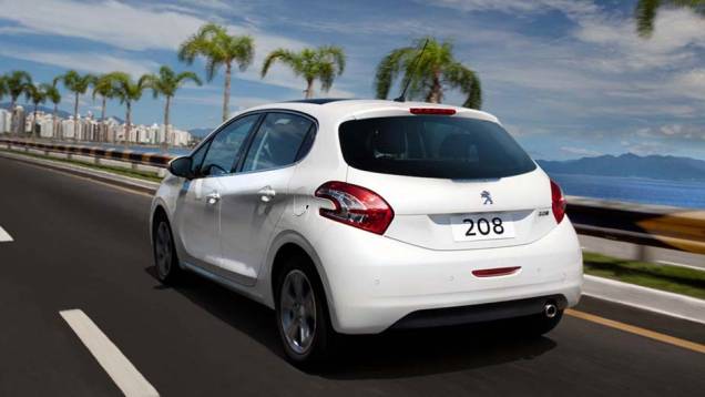 As lanternas agora ficam em uma posição mais baixa, favorecendo uma aparência esportiva | <a href="https://quatrorodas.abril.com.br/carros/lancamentos/peugeot-208-736576.shtml" rel="migration">Leia mais</a>