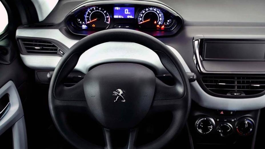 Nas versões de entrada, a tela touchscreen dá lugar a uma tampa plástica para o rádio | <a href="https://quatrorodas.abril.com.br/carros/lancamentos/peugeot-208-736576.shtml" rel="migration">Leia mais</a>