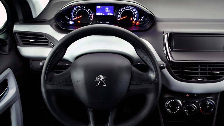 Nas vers&otilde;es de entrada, a tela touchscreen d&aacute; lugar a uma tampa pl&aacute;stica para o r&aacute;dio | <a href="https://quatrorodas.abril.com.br/carros/lancamentos/peugeot-208-736576.shtml" rel="migration">Leia mais</a>