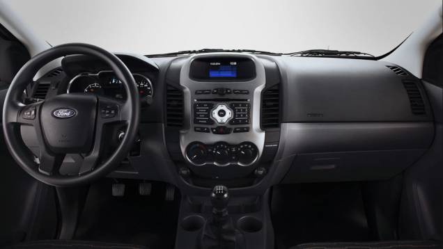 O interior é bem acabado e lembra o de um automóvel de passeio; tela de LCD no centro da cabine não é sensível ao toque | <a href="https://quatrorodas.abril.com.br/carros/lancamentos/ford-ranger-sport-777328.shtml" rel="migration">Leia mais</a> O interior é bem acabado e lembra o de um automóvel de passeio; tela de LCD no centro da cabine não é sensível ao toque | <a href="https://quatrorodas.abril.com.br/carros/lancamentos/ford-ranger-sport-777328.shtml" rel="migration">Leia mais</a>
