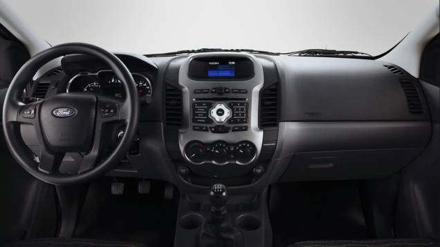 O interior é bem acabado e lembra o de um automóvel de passeio; tela de LCD no centro da cabine não é sensível ao toque | <a href="https://quatrorodas.abril.com.br/carros/lancamentos/ford-ranger-sport-777328.shtml" rel="migration">Leia mais</a>