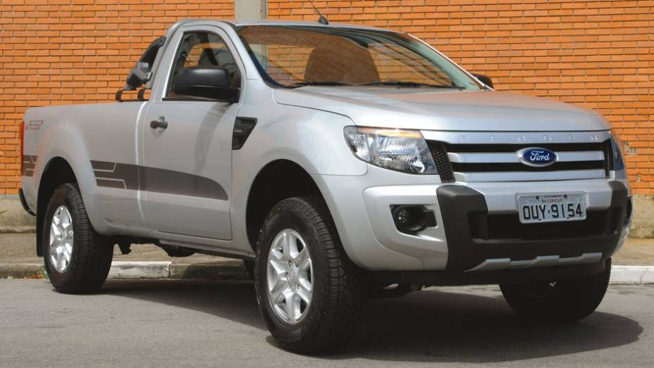 A dianteira tem um aplique plástico no para-choque simulando um quebra-mato | <a href="https://quatrorodas.abril.com.br/carros/lancamentos/ford-ranger-sport-777328.shtml" rel="migration">Leia mais</a>