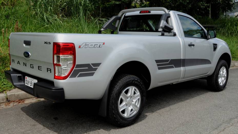 Oferecida apenas com câmbio manual, ela sai por R$ 67.990 | <a href="https://quatrorodas.abril.com.br/carros/lancamentos/ford-ranger-sport-777328.shtml" rel="migration">Leia mais</a>