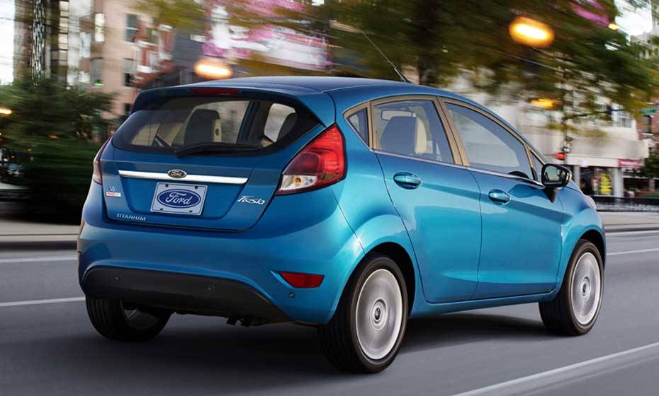 Nas vers&otilde;es SE e Titanium (acima), ele pode vir com o c&acirc;mbio automatizado de dupla embreagem Powershift | <a href="https://quatrorodas.abril.com.br/carros/lancamentos/ford-new-fiesta-2014-739245.shtml" rel="migration">Leia mais</a>