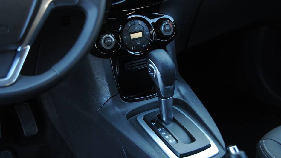 Vers&atilde;o 1.6 pode ser equipada com o c&acirc;mbio de dupla embreagem Powershift <a href="https://quatrorodas.abril.com.br/carros/lancamentos/ford-new-fiesta-2014-739245.shtml" rel="migration">Leia mais</a>