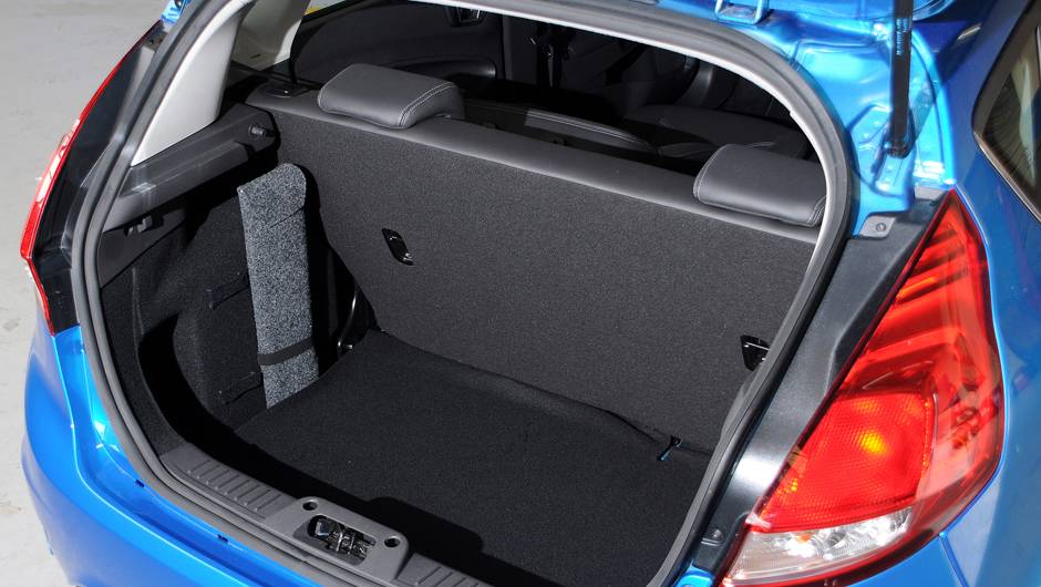 Porta-malas tem 290 litros de capacidade <a href="https://quatrorodas.abril.com.br/carros/lancamentos/ford-new-fiesta-2014-739245.shtml" rel="migration">Leia mais</a>