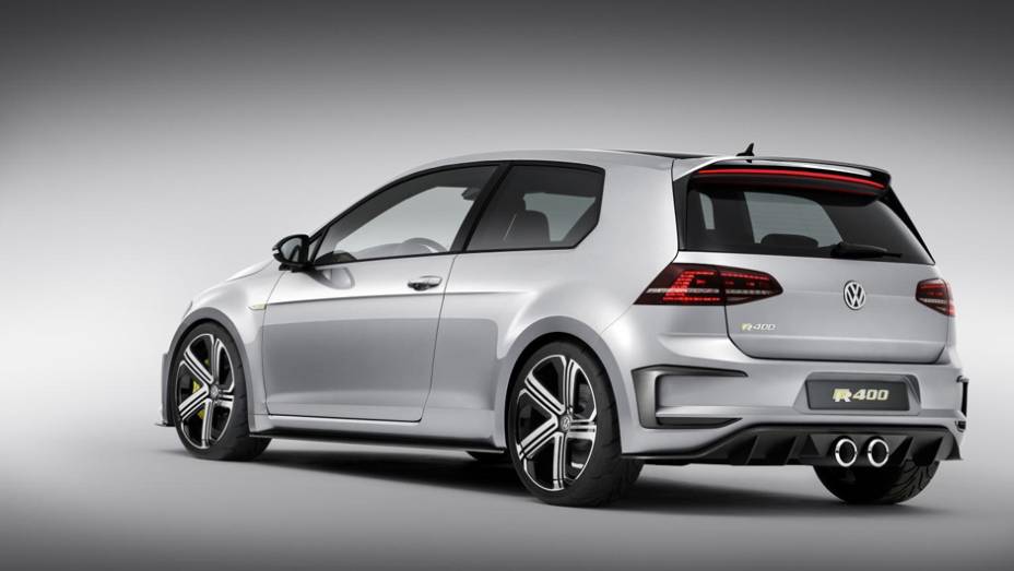 Modelo tem para-lamas alargados e novos para-choques. | <a href="https://quatrorodas.abril.com.br/noticias/saloes/pequim-2014/vw-mostra-golf-r-400-pequim-780061.shtml" rel="migration">Leia mais</a>