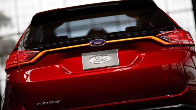 As lanternas tem um filete horizontal da luz de seta que cobre toda a tampa do porta-malas | <a href="https://quatrorodas.abril.com.br/noticias/saloes/los-angeles-2013/ford-apresenta-edge-concept-760730.shtml" rel="migration">Leia mais</a>