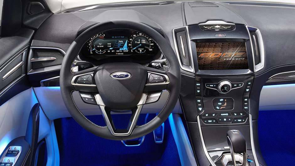 Futurista, sim, mas sem exageros: o painel do Edge poderia equipar qualquer carro produzido em s&eacute;rie | <a href="https://quatrorodas.abril.com.br/noticias/saloes/los-angeles-2013/ford-apresenta-edge-concept-760730.shtml" rel="migration">Leia mais</a>