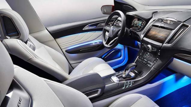 Salvo pela exagerada iluminação azulada, a cabine tem visual agradável | <a href="https://quatrorodas.abril.com.br/noticias/saloes/los-angeles-2013/ford-apresenta-edge-concept-760730.shtml" rel="migration">Leia mais</a>