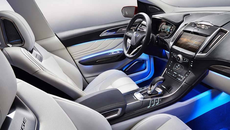 Salvo pela exagerada ilumina&ccedil;&atilde;o azulada, a cabine tem visual agrad&aacute;vel | <a href="https://quatrorodas.abril.com.br/noticias/saloes/los-angeles-2013/ford-apresenta-edge-concept-760730.shtml" rel="migration">Leia mais</a>