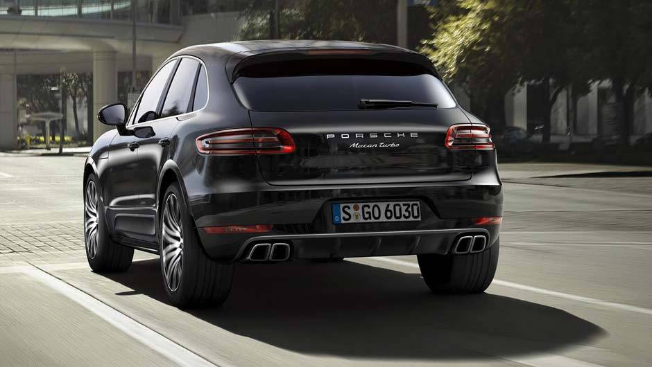 O Macan Turbo traz um motor 3.6 V6 a gasolina com 300 cv, que o fazem ir de 0 a 100 km/h em 4,8 segundos | <a href="https://quatrorodas.abril.com.br/noticias/saloes/los-angeles-2013/porsche-mostra-macan-760709.shtml" rel="migration">Leia mais</a>