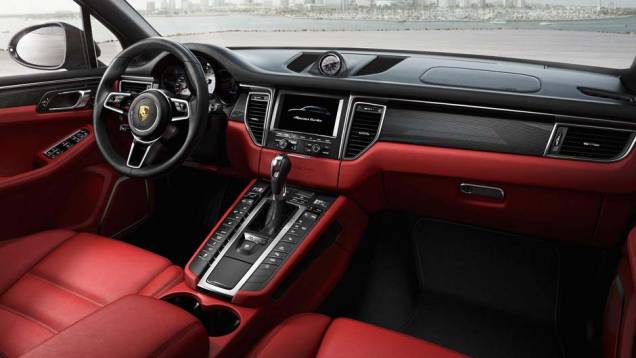 Interior lembra o do próprio Cayenne; o Macan chega às lojas alemãs a partir de abril | <a href="https://quatrorodas.abril.com.br/noticias/saloes/los-angeles-2013/porsche-mostra-macan-760709.shtml" rel="migration">Leia mais</a>