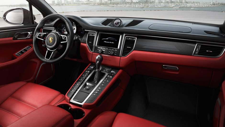 Interior lembra o do pr&oacute;prio Cayenne; o Macan chega &agrave;s lojas alem&atilde;s a partir de abril | <a href="https://quatrorodas.abril.com.br/noticias/saloes/los-angeles-2013/porsche-mostra-macan-760709.shtml" rel="migration">Leia mais</a>