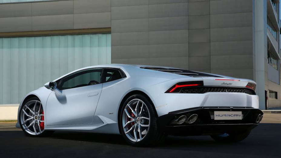 O torque máximo é de 57,1 mkgf | <a href="https://quatrorodas.abril.com.br/noticias/saloes/genebra-2014/lamborghini-revela-huracan-775441.shtml" rel="migration">Leia mais</a>