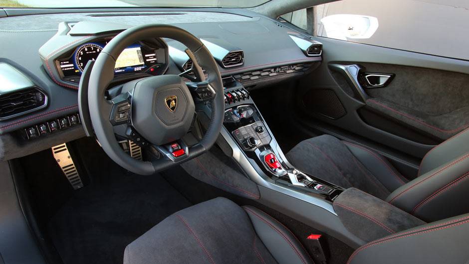 Interior lembra muito a cabine de um ca&ccedil;a, com diversas refer&ecirc;ncias ao mundo da avia&ccedil;&atilde;o | <a href="https://quatrorodas.abril.com.br/noticias/saloes/genebra-2014/lamborghini-revela-huracan-775441.shtml" rel="migration">Leia mais</a>