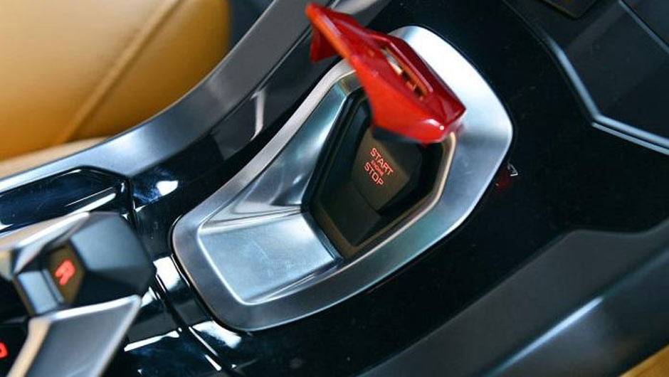 Este &eacute; o bot&atilde;o que d&aacute; a partida no V10. Nada mal, hein? | <a href="https://quatrorodas.abril.com.br/noticias/saloes/genebra-2014/lamborghini-revela-huracan-775441.shtml" rel="migration">Leia mais</a>