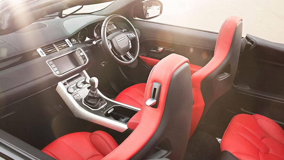 Sistema multim&iacute;dia com tela sens&iacute;vel ao toque de oito polegadas e som de alta fidelidade equipam o Evoque | <a href="https://quatrorodas.abril.com.br/saloes/genebra/2012/land-rover-range-rover-evoque-cabrio-678525.shtml" rel="migration">Leia mais</a>