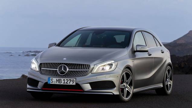 O Classe A segue o visual dos últimos modelos da Mercedes-Benz | <a href="https://quatrorodas.abril.com.br/saloes/genebra/2012/mercedes-benz-classe-678631.shtml" rel="migration">Leia mais</a>